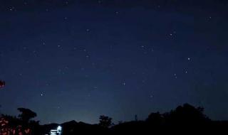 多个发光体划过夜空 多个发光体划过夜空